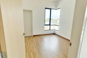  Corner Lot with Extra Big Land 38 Ft  2-STOREY LINK HOUSE KYRA 2 BANDAR BUKIT RAJA, KLANG