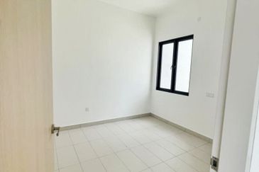  Corner Lot with Extra Big Land 38 Ft  2-STOREY LINK HOUSE KYRA 2 BANDAR BUKIT RAJA, KLANG