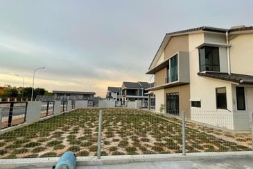  Corner Lot with Extra Big Land 38 Ft  2-STOREY LINK HOUSE KYRA 2 BANDAR BUKIT RAJA, KLANG