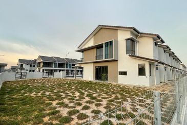  Corner Lot with Extra Big Land 38 Ft  2-STOREY LINK HOUSE KYRA 2 BANDAR BUKIT RAJA, KLANG