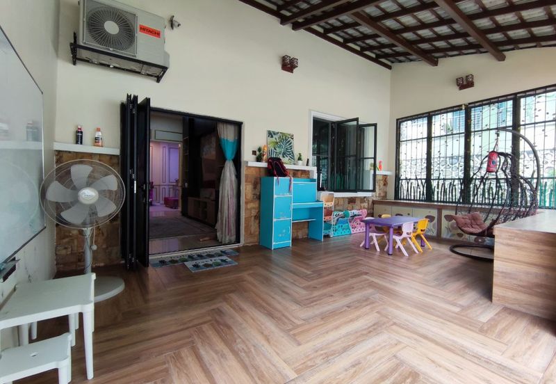 Puncak Pinggiran Putra