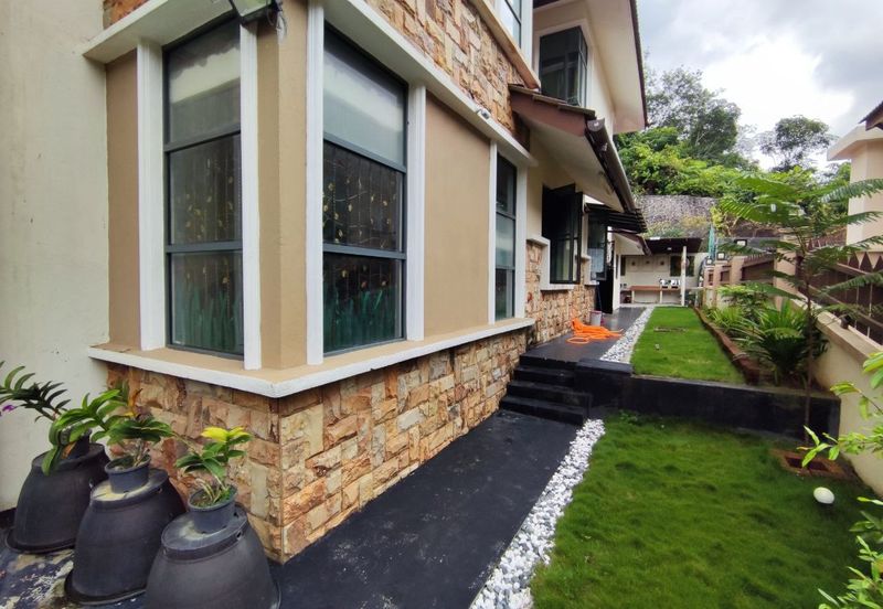 Puncak Pinggiran Putra