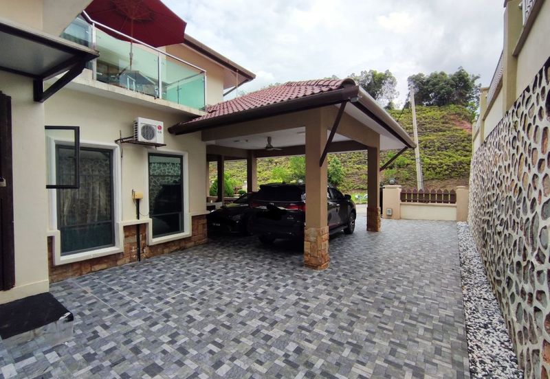 Puncak Pinggiran Putra