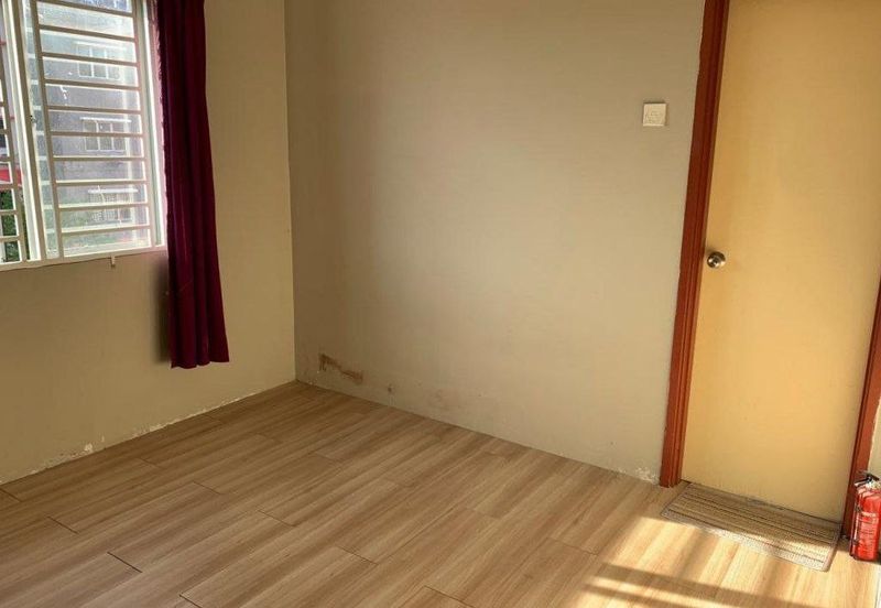 Iris Apartment, Taman Saujana Utama