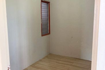 Iris Apartment, Taman Saujana Utama