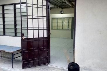 RENOVATED Lot Unit Kedai 1-tingkat Bandar Saujana Putra SP 8, Bandar Saujana Putra 