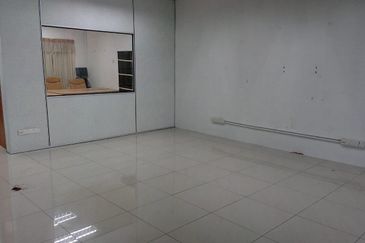 RENOVATED Lot Unit Kedai 1-tingkat Bandar Saujana Putra SP 8, Bandar Saujana Putra 