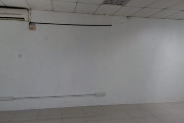 RENOVATED Lot Unit Kedai 1-tingkat Bandar Saujana Putra SP 8, Bandar Saujana Putra 