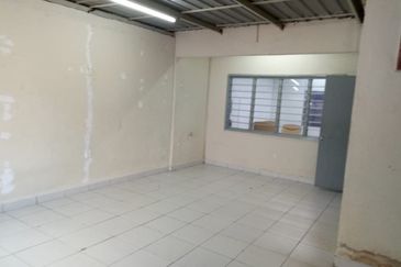 RENOVATED Lot Unit Kedai 1-tingkat Bandar Saujana Putra SP 8, Bandar Saujana Putra 