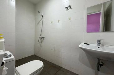 SUPERLINK WITH 24 FT HIGH CEILING 3-Storey Desa Park Serdang @ Bukit Serdang Seri Kembangan FOR SALE!