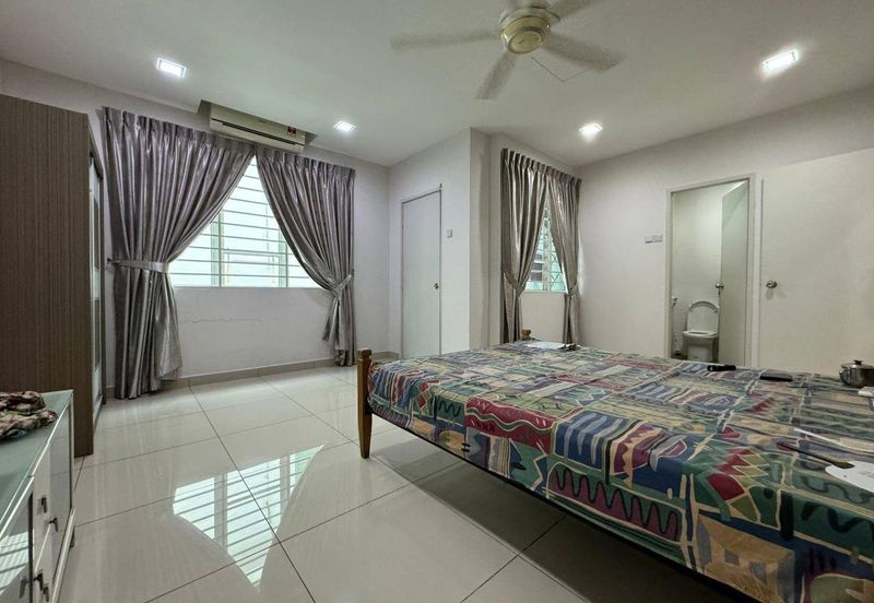 SUPERLINK WITH 24 FT HIGH CEILING 3-Storey Desa Park Serdang @ Bukit Serdang Seri Kembangan FOR SALE!