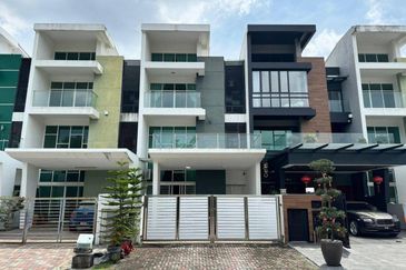 SUPERLINK WITH 24 FT HIGH CEILING 3-Storey Desa Park Serdang @ Bukit Serdang Seri Kembangan FOR SALE!