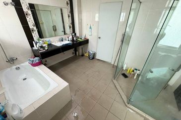 SUPERLINK WITH 24 FT HIGH CEILING 3-Storey Desa Park Serdang @ Bukit Serdang Seri Kembangan FOR SALE!