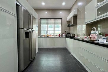 SUPERLINK WITH 24 FT HIGH CEILING 3-Storey Desa Park Serdang @ Bukit Serdang Seri Kembangan FOR SALE!