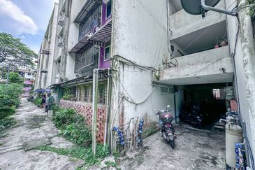 GROUNDFLOOR & NON BUMI LOT  Flat PKNS Ampang Jaya, Jalan 4M, Ampang For Sale!