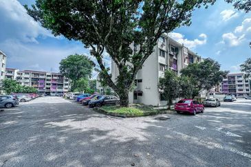 GROUNDFLOOR & NON BUMI LOT  Flat PKNS Ampang Jaya, Jalan 4M, Ampang For Sale!
