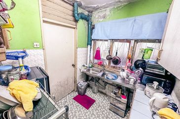 GROUNDFLOOR & NON BUMI LOT  Flat PKNS Ampang Jaya, Jalan 4M, Ampang For Sale!