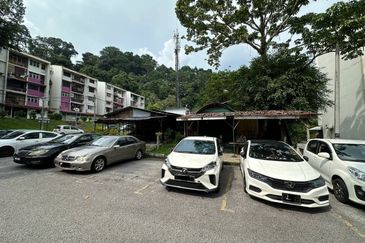 GROUNDFLOOR & NON BUMI LOT  Flat PKNS Ampang Jaya, Jalan 4M, Ampang For Sale!