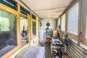 GROUNDFLOOR & NON BUMI LOT  Flat PKNS Ampang Jaya, Jalan 4M, Ampang For Sale!