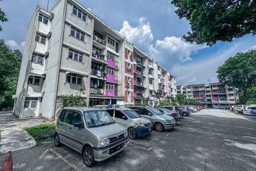 GROUNDFLOOR & NON BUMI LOT  Flat PKNS Ampang Jaya, Jalan 4M, Ampang For Sale!