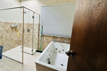 CORNER LOT Double Storey Semi-D Seksyen 9 Shah Alam