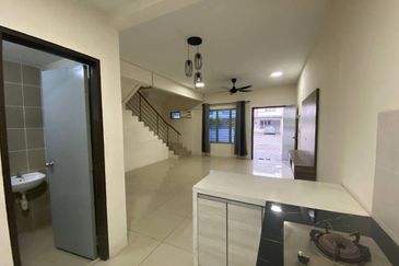 RENOVATED + EXTENDED KITCHEN Double Storey Irama Perdana LBS Alam Perdana, Puncak Alam For Sale!