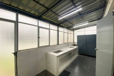 RENOVATED + EXTENDED KITCHEN Double Storey Irama Perdana LBS Alam Perdana, Puncak Alam For Sale!