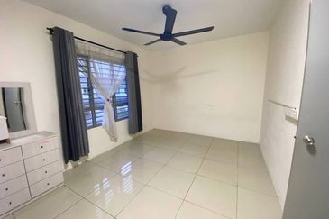 RENOVATED + EXTENDED KITCHEN Double Storey Irama Perdana LBS Alam Perdana, Puncak Alam For Sale!