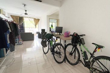 CORNER LOT WALKING DISTANCE TO GOMBAK LRT STATION Putra Villa Condominium Taman Melati, Kuala Lumpur For Sale!