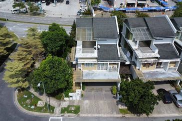 CORNER EXCELLENT LUXURY UNIT with SOPHISTICATED DESIGN . 2.5 Storey Bungalow Danau Mutiara @ Presint 16 Putrajaya 