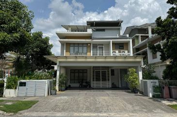 CORNER EXCELLENT LUXURY UNIT with SOPHISTICATED DESIGN . 2.5 Storey Bungalow Danau Mutiara @ Presint 16 Putrajaya 