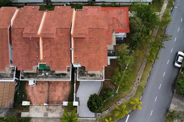 CORNER FACING OPEN, SPACIOUS 5 BIG ROOMS  Double Storey CORNER LOT Taman Bandar Senawang, Seremban 