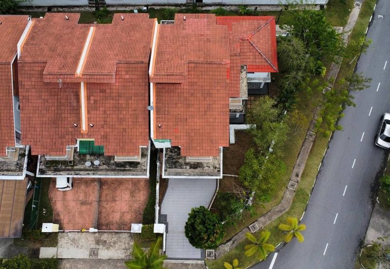 CORNER FACING OPEN, SPACIOUS 5 BIG ROOMS  Double Storey CORNER LOT Taman Bandar Senawang, Seremban 