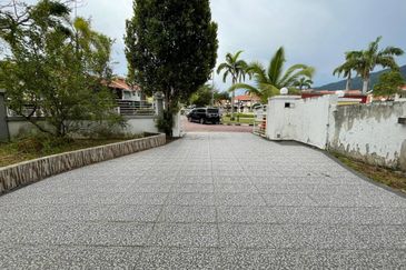 CORNER FACING OPEN, SPACIOUS 5 BIG ROOMS  Double Storey CORNER LOT Taman Bandar Senawang, Seremban 