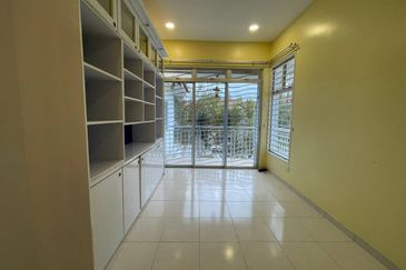 CORNER FACING OPEN, SPACIOUS 5 BIG ROOMS  Double Storey CORNER LOT Taman Bandar Senawang, Seremban 