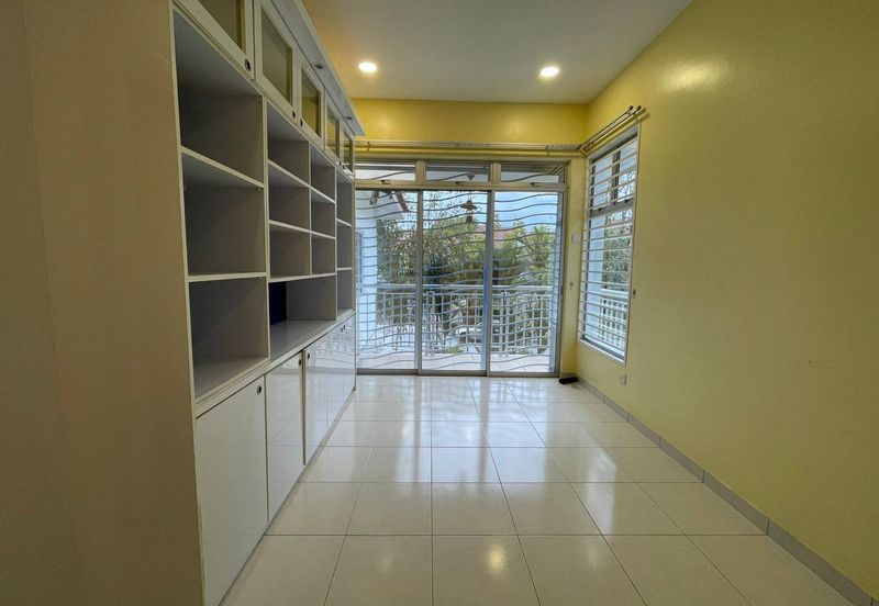 CORNER FACING OPEN, SPACIOUS 5 BIG ROOMS  Double Storey CORNER LOT Taman Bandar Senawang, Seremban 