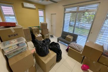 CORNER FACING OPEN, SPACIOUS 5 BIG ROOMS  Double Storey CORNER LOT Taman Bandar Senawang, Seremban 