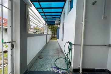 CORNER FACING OPEN, SPACIOUS 5 BIG ROOMS  Double Storey CORNER LOT Taman Bandar Senawang, Seremban 