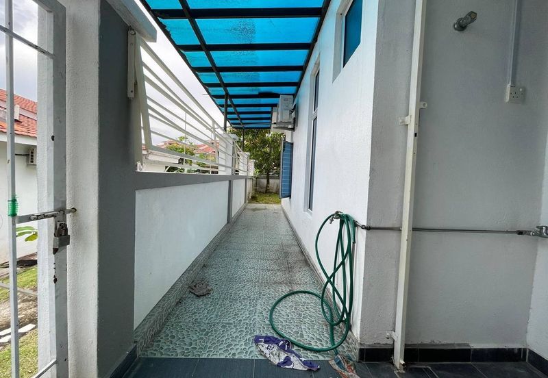 CORNER FACING OPEN, SPACIOUS 5 BIG ROOMS  Double Storey CORNER LOT Taman Bandar Senawang, Seremban 