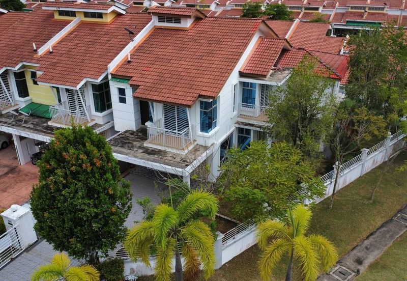 CORNER FACING OPEN, SPACIOUS 5 BIG ROOMS  Double Storey CORNER LOT Taman Bandar Senawang, Seremban 