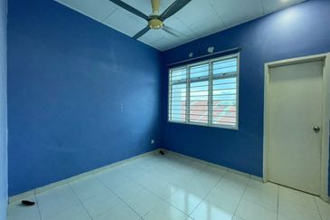 CORNER FACING OPEN, SPACIOUS 5 BIG ROOMS  Double Storey CORNER LOT Taman Bandar Senawang, Seremban 