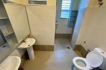 CORNER FACING OPEN, SPACIOUS 5 BIG ROOMS  Double Storey CORNER LOT Taman Bandar Senawang, Seremban 