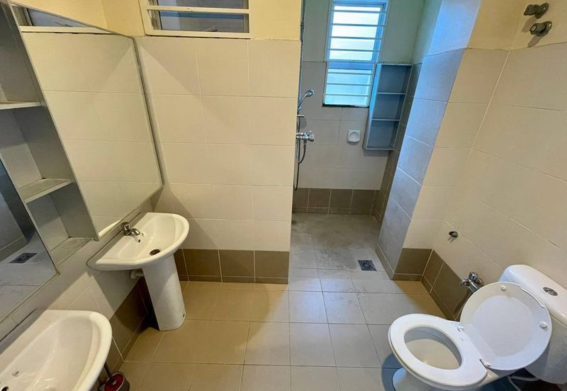 CORNER FACING OPEN, SPACIOUS 5 BIG ROOMS  Double Storey CORNER LOT Taman Bandar Senawang, Seremban 