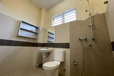 CORNER FACING OPEN, SPACIOUS 5 BIG ROOMS  Double Storey CORNER LOT Taman Bandar Senawang, Seremban 