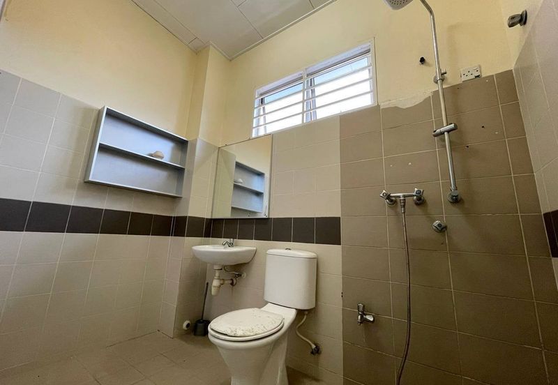 CORNER FACING OPEN, SPACIOUS 5 BIG ROOMS  Double Storey CORNER LOT Taman Bandar Senawang, Seremban 