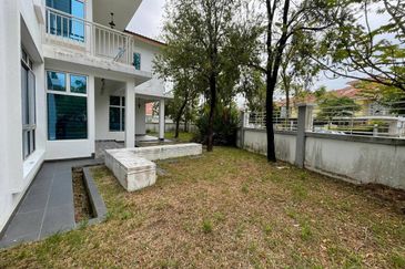 CORNER FACING OPEN, SPACIOUS 5 BIG ROOMS  Double Storey CORNER LOT Taman Bandar Senawang, Seremban 