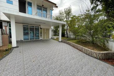CORNER FACING OPEN, SPACIOUS 5 BIG ROOMS  Double Storey CORNER LOT Taman Bandar Senawang, Seremban 