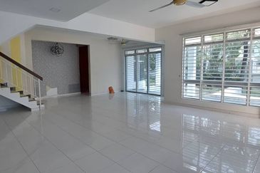 CORNER FACING OPEN, SPACIOUS 5 BIG ROOMS  Double Storey CORNER LOT Taman Bandar Senawang, Seremban 