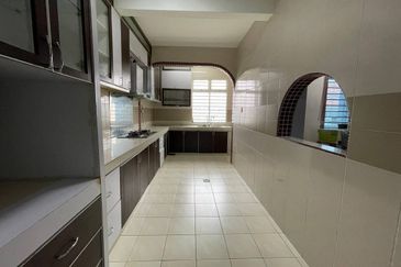 CORNER FACING OPEN, SPACIOUS 5 BIG ROOMS  Double Storey CORNER LOT Taman Bandar Senawang, Seremban 