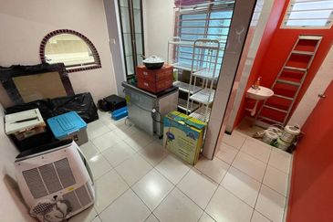 CORNER FACING OPEN, SPACIOUS 5 BIG ROOMS  Double Storey CORNER LOT Taman Bandar Senawang, Seremban 